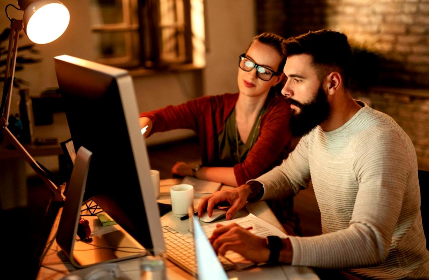 Blackjack tafel met professionele dealer en kaarten